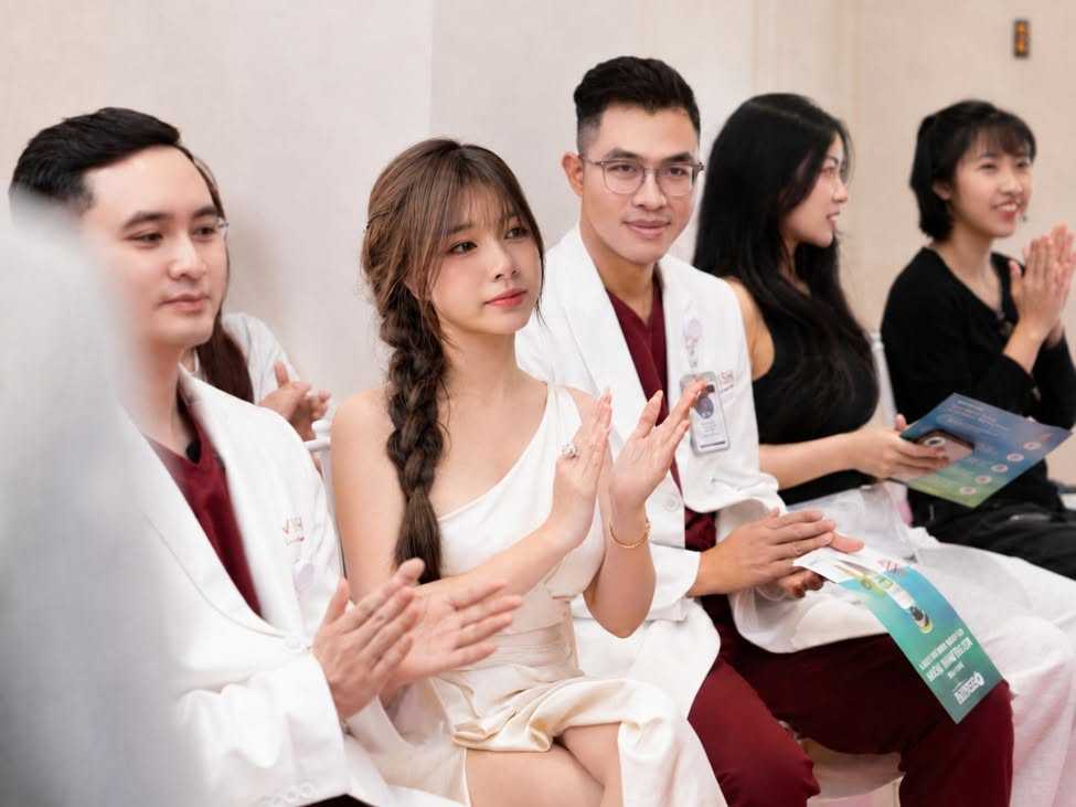 Hồ Quỳnh Hương khoe nhan sắc “tiên nữ”, sánh đôi cùng chuyên gia Hàn Quốc tại workshop của Lavish Clinic
